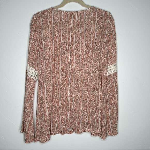 NWT Hollister Boho Babydoll Blouse Bell Sleeves Floral Print Crochet Lace Sz M - Picture 2 of 10